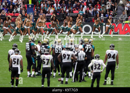 Jacksonville Jaguars Cheerleader während einer Pause im Spiel während der NFL International Series Match im Wembley Stadion, London. Stockfoto