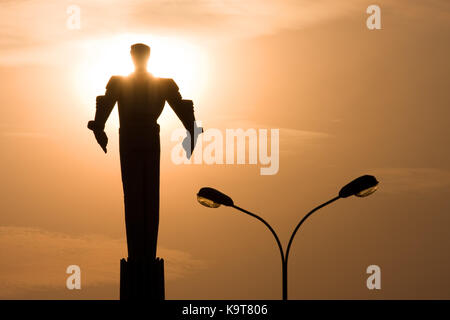 Ein Monument, Juri Gagarin in Moskau bei Sonnenuntergang Kosmonaut. Silhouette der Denkmal vor dem Hintergrund der untergehenden Sonne Stockfoto