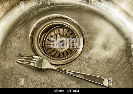 Detail Schuß eines alten schmutzigen Waschbecken mit Scrubber innen. alte Waschbecken, Waschbecken Stockfoto