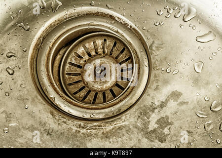 Detail Schuß eines alten schmutzigen Waschbecken mit Scrubber innen. alte Waschbecken, Waschbecken Stockfoto