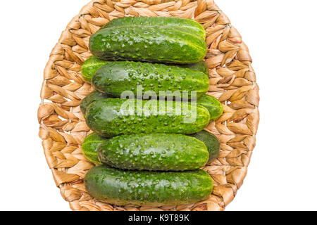 Frische Gurken im Warenkorb auf Holz, Gurken in einem Korb, reife Gemüse, weißer Hintergrund Stockfoto