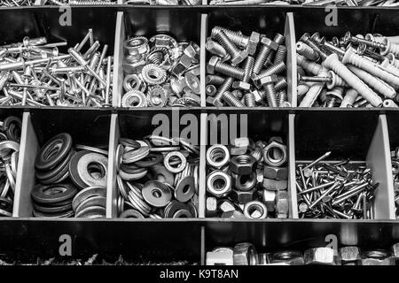 Schrauben, Muttern und Schrauben in der Box, Schrauben und Muttern in Karton, Bausatz, close-up Stockfoto