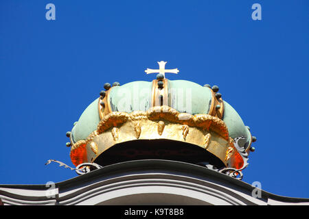 Krone auf der Fürstbischöflichen Residenz , Altstadt, Augsburg, Schwaben, Bayern, Deutschland, Europa I Krone an der Spitze des Fürstbischofs resi Stockfoto