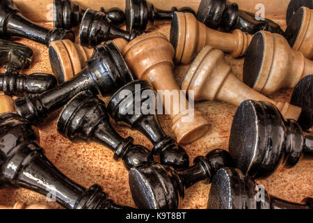 Makro Foto von schwarze Schachfigur auf weißem Hintergrund Stockfoto
