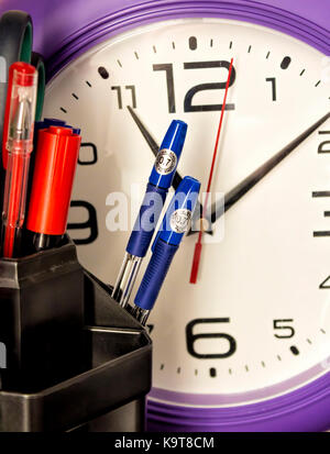 Tabelle Holz- Briefpapier mit Uhr, einen weißen Hintergrund, isoliert Stockfoto