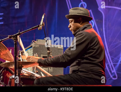 NIS, Serbien - 11. August: Jazz schlagzeuger Lenny White live mit Buster Williams und Cyrus Chestnut als Trio an Nisville Jazz Festival August 1. Stockfoto