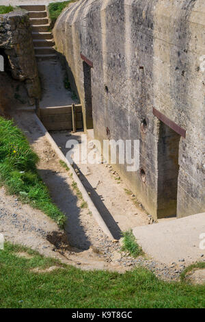 Hintere Eintrag auf Beton Bunker mit Blick auf Omaha Beach oberhalb der D-Day Landungen, Normandie, Frankreich Stockfoto