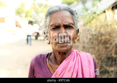 Indische ältere Frau in die Kamera schaut Stockfoto