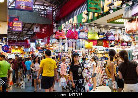 Singapur - September 7, 2017: Käufer an der berühmten Bugis Street Market, ein Schnäppchen für billige Lebensmittel bekannt; Kleidung, Souvenirs, Elektronik, Stockfoto