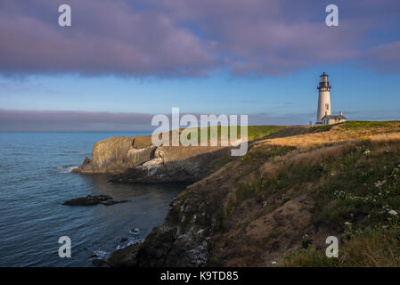 Morgenlicht über Yaquina Head Lighthouse entlang der Küste von Oregon Stockfoto