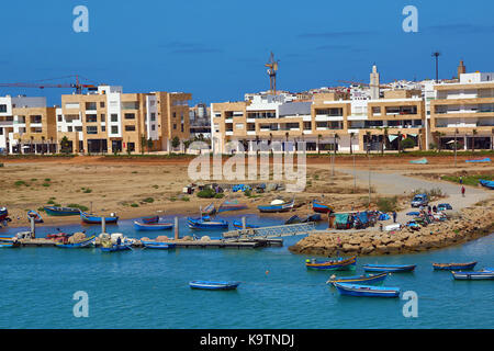 Blick auf den Verkauf von Rabat und den Hafen über den Bou Regreg Fluss in Marokko Stockfoto