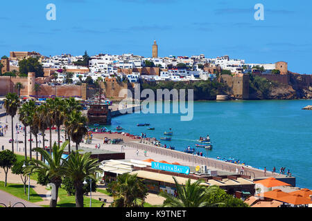 Blick über den Bou Regreg Fluss in Richtung der Kasbah des Udayas in Rabat, Marokko Stockfoto