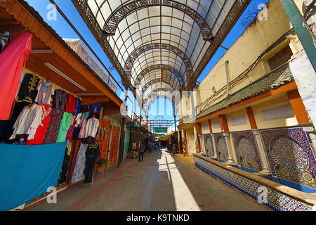 Souvenirläden in den Gassen der Medina von Rabat, Marokko Stockfoto