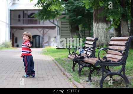 Junge Junge Bank Parl allein Stockfoto