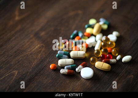 Medikamente und Tabletten auf einer hölzernen Textur Tabelle Stockfoto