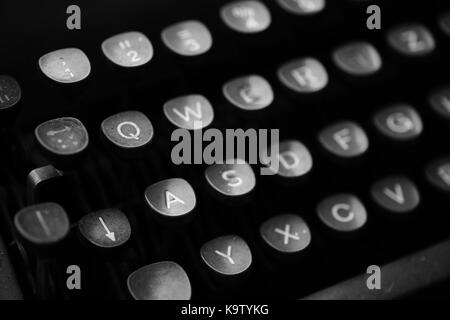 Tasten mit Buchstaben auf einer alten Schreibmaschine Stockfoto