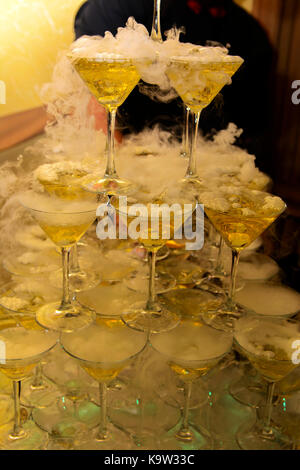 Ein Glas mit Champagner in einer Pyramide auf dem hochzeitstisch Kombiniert. ukrainischen Hochzeit, Kultur, ethischen Traditionen, Konzept. Herbst 2017. Stockfoto