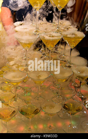 Ein Glas mit Champagner in einer Pyramide auf dem hochzeitstisch Kombiniert. ukrainischen Hochzeit, Kultur, ethischen Traditionen, Konzept. Herbst 2017. Stockfoto