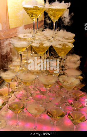 Ein Glas mit Champagner in einer Pyramide auf dem hochzeitstisch Kombiniert. ukrainischen Hochzeit, Kultur, ethischen Traditionen, Konzept. Herbst 2017. Stockfoto