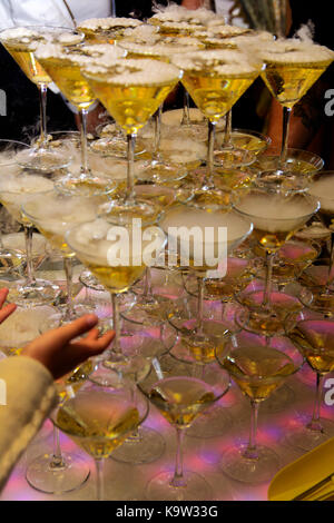 Ein Glas mit Champagner in einer Pyramide auf dem hochzeitstisch Kombiniert. ukrainischen Hochzeit, Kultur, ethischen Traditionen, Konzept. Herbst 2017. Stockfoto