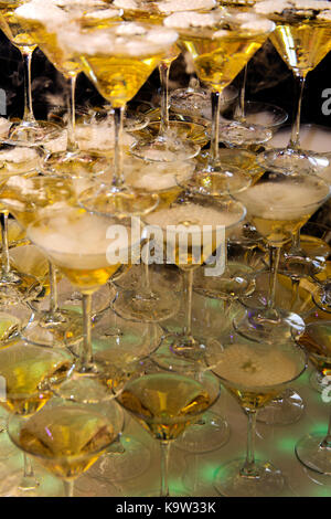 Ein Glas mit Champagner in einer Pyramide auf dem hochzeitstisch Kombiniert. ukrainischen Hochzeit, Kultur, ethischen Traditionen, Konzept. Herbst 2017. Stockfoto