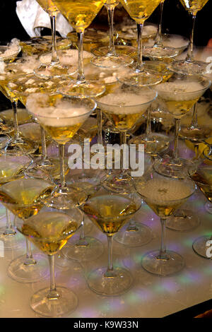 Ein Glas mit Champagner in einer Pyramide auf dem hochzeitstisch Kombiniert. ukrainischen Hochzeit, Kultur, ethischen Traditionen, Konzept. Herbst 2017. Stockfoto