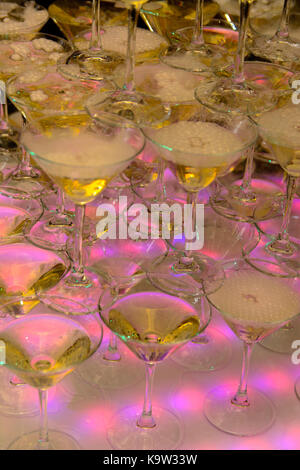 Ein Glas mit Champagner in einer Pyramide auf dem hochzeitstisch Kombiniert. ukrainischen Hochzeit, Kultur, ethischen Traditionen, Konzept. Herbst 2017. Stockfoto