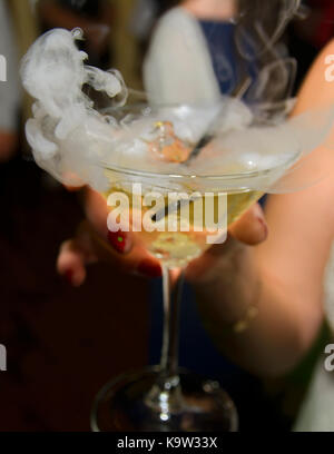 Ein Glas mit Champagner in einer Pyramide auf dem hochzeitstisch Kombiniert. ukrainischen Hochzeit, Kultur, ethischen Traditionen, Konzept. Herbst 2017. Stockfoto