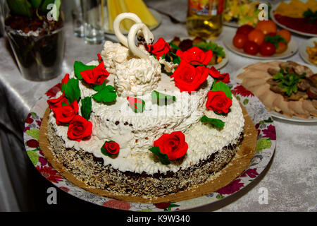 Hochzeit Kuchen auf dem Tisch. ukrainischen Hochzeit, Kultur, ethischen Traditionen, Konzept. Herbst 2017. Stockfoto