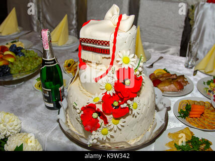 Hochzeit Kuchen auf dem Tisch. ukrainischen Hochzeit, Kultur, ethischen Traditionen, Konzept. Herbst 2017. Stockfoto