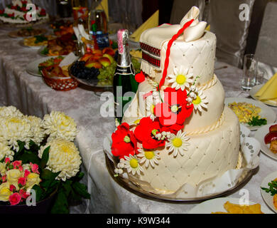 Hochzeit Kuchen auf dem Tisch. ukrainischen Hochzeit, Kultur, ethischen Traditionen, Konzept. Herbst 2017. Stockfoto