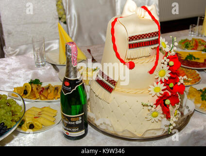 Hochzeit Kuchen auf dem Tisch. ukrainischen Hochzeit, Kultur, ethischen Traditionen, Konzept. Herbst 2017. Stockfoto