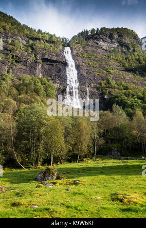 Landschaft mit See und Wasserfall, eidsvatnet, Norwegen, Skandinavien, Europa. Stockfoto