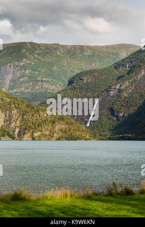 Landschaft mit See und Wasserfall, eidsvatnet, Norwegen, Skandinavien, Europa. Stockfoto