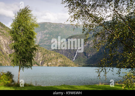 Landschaft mit See und Wasserfall, eidsvatnet, Norwegen, Skandinavien, Europa. Stockfoto