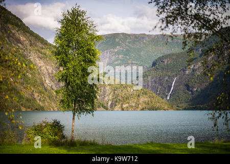 Landschaft mit See und Wasserfall, eidsvatnet, Norwegen, Skandinavien, Europa. Stockfoto