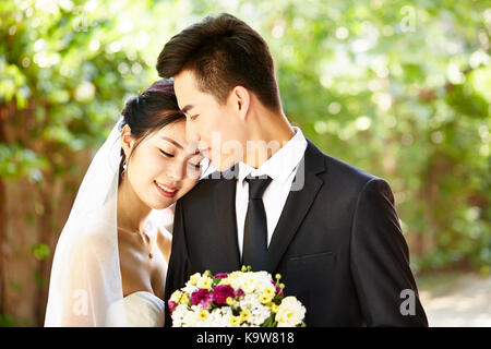 Outdoor Portrait von intime Hochzeit paar. Stockfoto