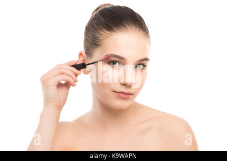 Augen-make bis gelten. Mascara auftragen Closeup, lange Wimpern. Make-up Pinsel. Isoliert. Stockfoto