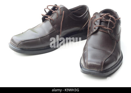 Die Schuhe Dunkelbraun Leder Männer isoliert auf weißem Hintergrund Stockfoto