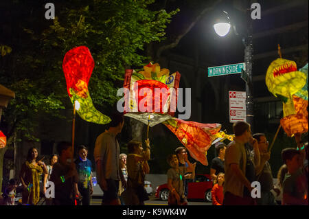 New York, USA. September 2017. Die Anwohner tragen zusammen mit Studenten der Columbia University und der Fakultät Laternen, die während der vergangenen Woche bei der 6. Jährlichen Morningside Lights Prozession am Samstag, 23. September 2017, geschaffen wurden. Die von der Columbia University Arts Initiative und dem Miller Theatre produzierten, mit Papier mâché beleuchteten Laternen erfüllten das Thema der diesjährigen Prozession: 'Secret Gardens', die an die Gärten der Viertel Harlem und Morningside erinnern. Quelle: Richard Levine/Alamy Live News Stockfoto