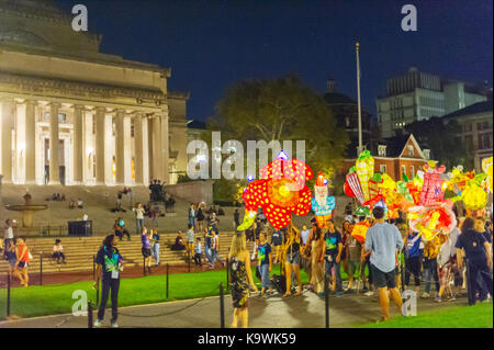 New York, USA. September 2017. Die Anwohner tragen zusammen mit Studenten der Columbia University und der Fakultät Laternen, die während der vergangenen Woche bei der 6. Jährlichen Morningside Lights Prozession am Samstag, 23. September 2017, geschaffen wurden. Die von der Columbia University Arts Initiative und dem Miller Theatre produzierten, mit Papier mâché beleuchteten Laternen erfüllten das Thema der diesjährigen Prozession: 'Secret Gardens', die an die Gärten der Viertel Harlem und Morningside erinnern. Quelle: Richard Levine/Alamy Live News Stockfoto