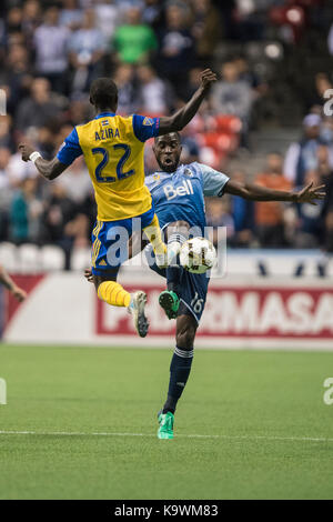 Vancouver, Kanada. 23. September 2017. Michael Azira (22) von Colorado Rapids, in Aktion mit Tony Tchani (16) von Vancouver Whitecaps. Erste Hälfte Score 1-1. Vancouver Whitecaps vs Colorado Rapids, BC Place Stadium. © Gerry Rousseau/Alamy leben Nachrichten Stockfoto