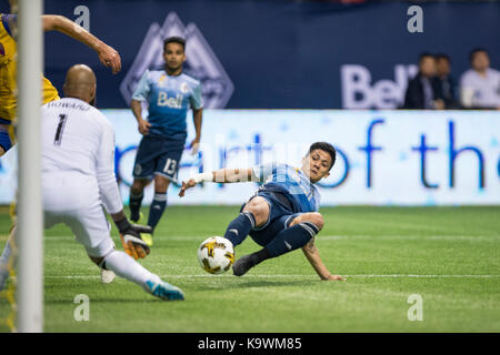 Vancouver, Kanada. 23. September 2017. Fredy Montero (12) von Vancouver Whitecaps, gehen für das Ziel gegen Torwart Tim Howard (1) von Colorado Rapids. Erste Hälfte Score 1-1. Vancouver Whitecaps vs Colorado Rapids, BC Place Stadium. © Gerry Rousseau/Alamy leben Nachrichten Stockfoto