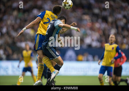 Vancouver, Kanada. 23. September 2017. Fredy Montero (12) von Vancouver Whitecaps und Kortne Ford (24) von Colorado Rapids, gehen für den Header. Erste Hälfte Score 1-1. Vancouver Whitecaps vs Colorado Rapids, BC Place Stadium. © Gerry Rousseau/Alamy leben Nachrichten Stockfoto