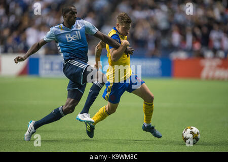 Vancouver, Kanada. 23. September 2017. Ali Ghazal (66) von Vancouver Whitecaps herausfordernde Josua Gatt (45) der Colorado Rapids. Final Score Vancouver gewinnt 2-1. Vancouver Whitecaps vs Colorado Rapids, BC Place Stadium. © Gerry Rousseau/Alamy leben Nachrichten Stockfoto