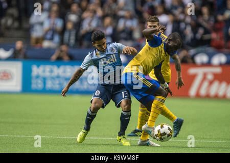 Vancouver, Kanada. 23. September 2017. Michael Azira (22) von Colorado Rapids, von Cristian Techera (13) von Vancouver Whitecaps angefochten wird. Final Score Vancouver 2-1. Vancouver Whitecaps vs Colorado Rapids, BC Place Stadium. © Gerry Rousseau/Alamy leben Nachrichten Stockfoto