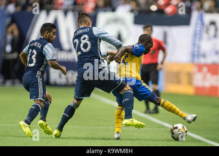 Vancouver, Kanada. 23. September 2017. Jake Nerwinski (28) von Vancouver Whitecaps, herausfordernde Michael Azira (22) von Colorado Rapids. Final Score Vancouver 2-1. Vancouver Whitecaps vs Colorado Rapids, BC Place Stadium. © Gerry Rousseau/Alamy leben Nachrichten Stockfoto