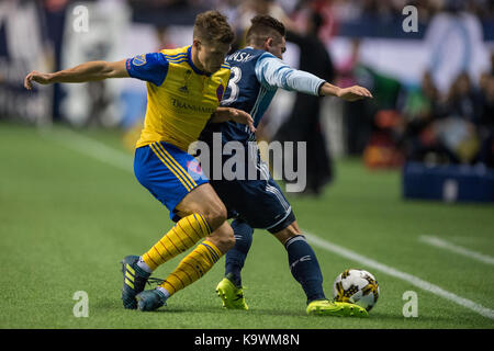 Vancouver, Kanada. 23. September 2017. Joshua Gatt (45) der Colorado Rapids, herausfordernde Jake Nerwinski (28) von Vancouver Whitecaps. Final Score Vancouver 2-1. Vancouver Whitecaps vs Colorado Rapids, BC Place Stadium. © Gerry Rousseau/Alamy leben Nachrichten Stockfoto