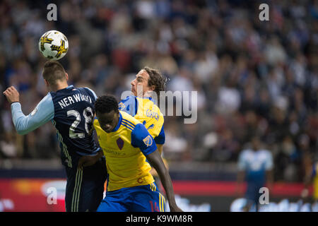 Vancouver, Kanada. 23. September 2017. Jake Nerwinski (28) von Vancouver Whitecaps, Position die Kugel, mit Alan Gordon (16) und Dominique Badji (14) von Colorado Rapids. Final Score Vancouver 2-1. Vancouver Whitecaps vs Colorado Rapids, BC Place Stadium. © Gerry Rousseau/Alamy leben Nachrichten Stockfoto