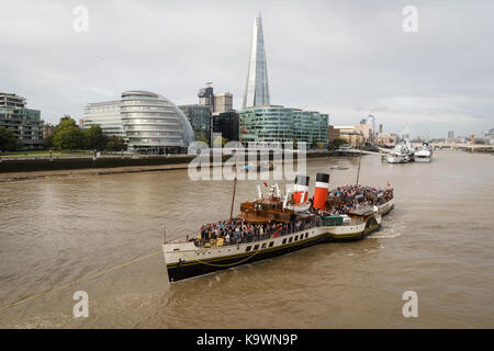 London, Großbritannien. 23. September 2017. Historischen schottischen Raddampfer (PS) Waverley parow entlang der Themse, vorbei an den Shard mit ihren Decks voller Leute auf den ersten vollen Tag ihres jährlichen Jahreszeit auf der Themse. Die beliebten Clyde gebaut, das letzte Schiff ocean gehen Raddampfer der Welt, ist in diesem Jahr feiern den 70. Jahrestag der Jungfernfahrt. Credit: Vickie Flores/Alamy leben Nachrichten Stockfoto